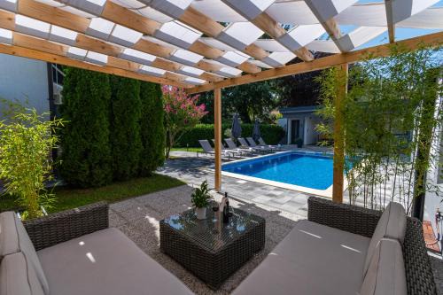 Trilj Casa | The Oasis - Family-Friendly Holiday Home with Heated Pool