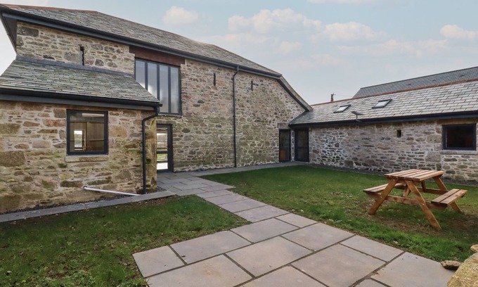 Fivelanes Cabaña | THE OLD CATTLE BARN, pet friendly, with a garden in Launceston