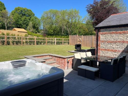 Pimperne Casa | The Old Coach House - Hot Tub - Dorset