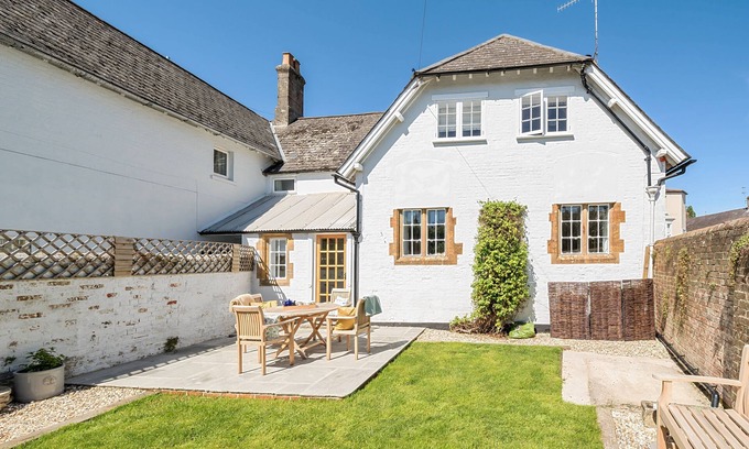 Cerne Abbas Casa | The Old Court House - sleeps 4 guests in 2 bedrooms