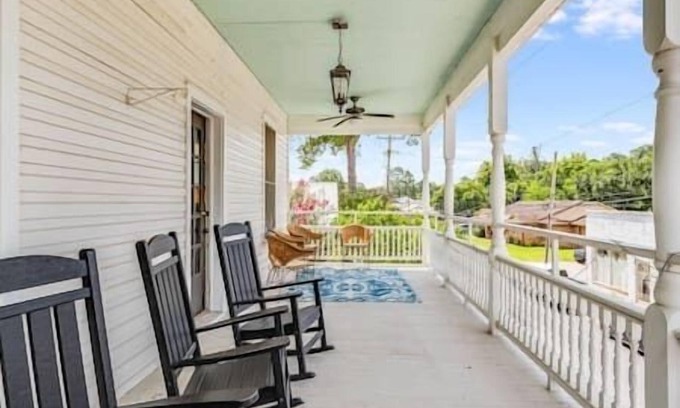 Breaux Bridge Apartamento | The Old Opera House Loft overlooks Downtown Breaux Bridge, sleeps 6