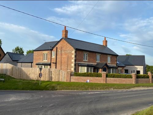 Beechingstoke Cama Y Desayuno | The Old Pub Unique Modern Extra Large Private Cellar with Sauna Gym King Size Bed Snacks Mini Bar and Continental Breakfast Fully Self Contained