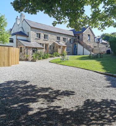 Jacobstow Casa | THE OLD RECTORY ROSE COTTAGE in Jacobstow 10 mins to Widemouth bay and Crackington Haven,Nearby Bude,Tintagel,Port Issac,Clovelly,PARKING FOR LARGE AND MULTIPLE VEHICLES
