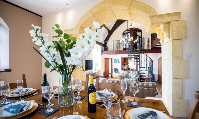 Llanddowror Cabaña | The Old School - Antigua escuela de lujo única