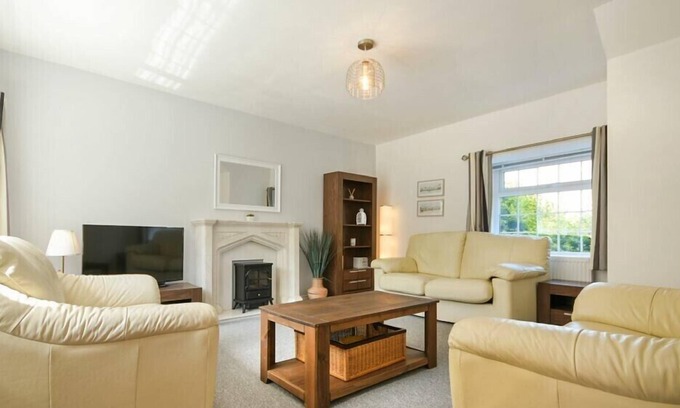 Amble Cabina | THE OLD SMITHY, pet friendly, country holiday cottage in Amble