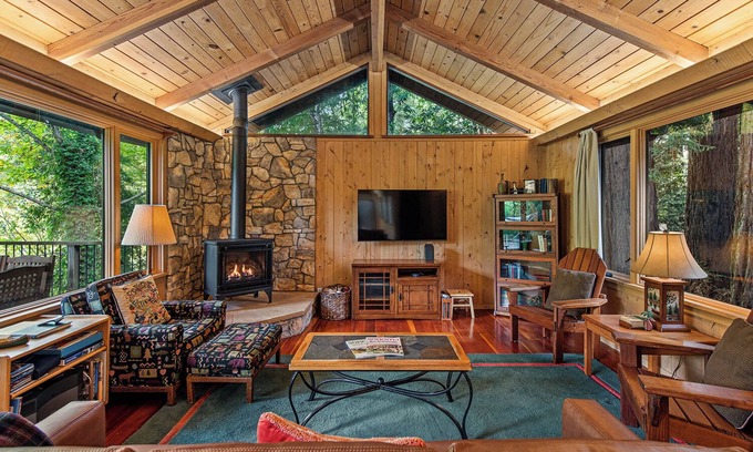 Northwood Cabina | The Old Timer ~ Classy Cabin On River, Near Golf, Dog Friendly!