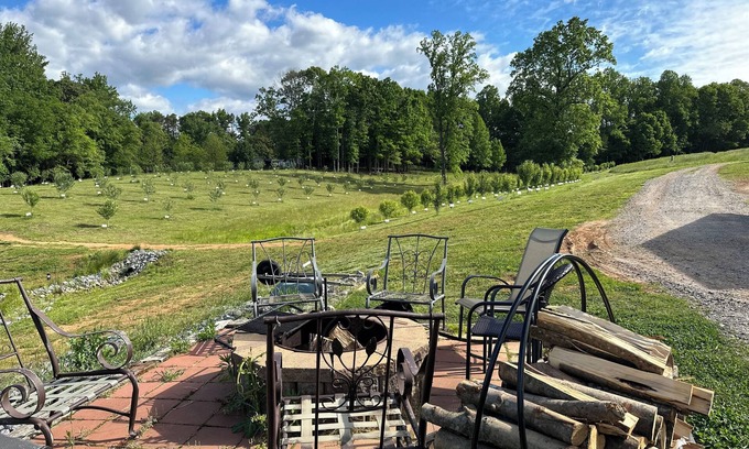 Hamptonville Cabina | Charming cabin-2 bedrooms, overlooking ponds in wine country, next to Amish