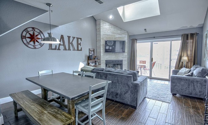 Kaiser Condominio | THE OZARK OASIS! Spacious 3 Bedroom & 3 Pools!