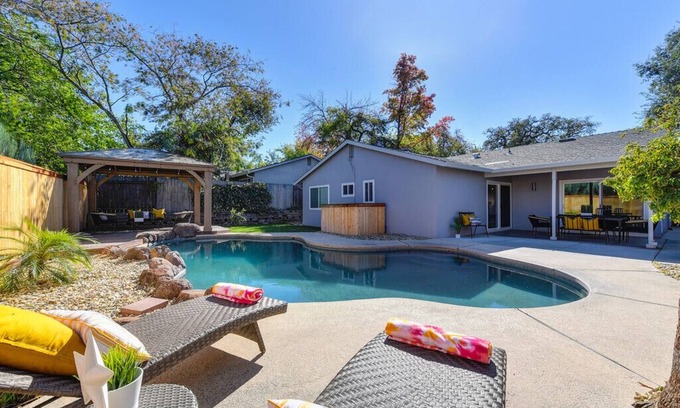 Sacramento Casa | The PALM House Pool 10 min to RosevilleGaleria Airport Grill Sacramento Downtown