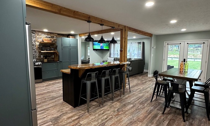 Fayetteville Casa | The Park House sleeps 9 comfortably. Come visit the NRGNP in Wild, Wonderful WV.