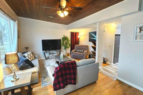 Highland Casa | The Peaceful Blue House in Highland