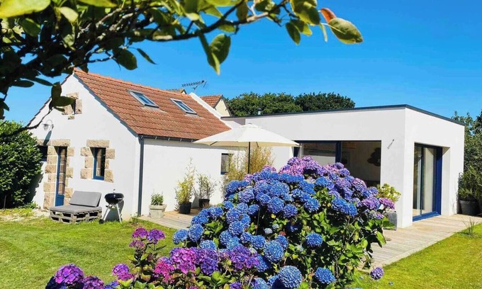 Pleumeur-Bodou Casa | Casa de muñecas bucólicas en la costa de granito rosa