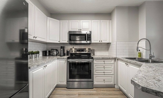 Okotoks Apartamento | The Penthouse Balcony Fire Pit BBQ A/C