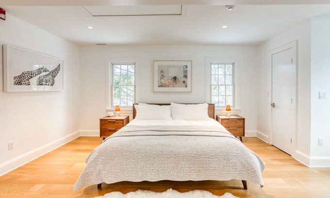 Lenox Apartamento | The Penthouse, Downtown Lenox by Evergreen Home