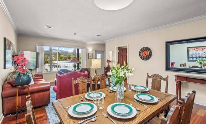Carbondale Apartamento | The Perch on Main | Top Floor D/T Carbondale Condo