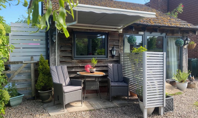 Malvern Cabaña | THE PHEASANT'S NEST, pet friendly, with a garden in Upton Upon Severn
