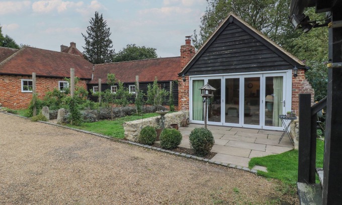 Five Oak Green Cabaña | THE PIGGERY, with open fire in Kings Hill