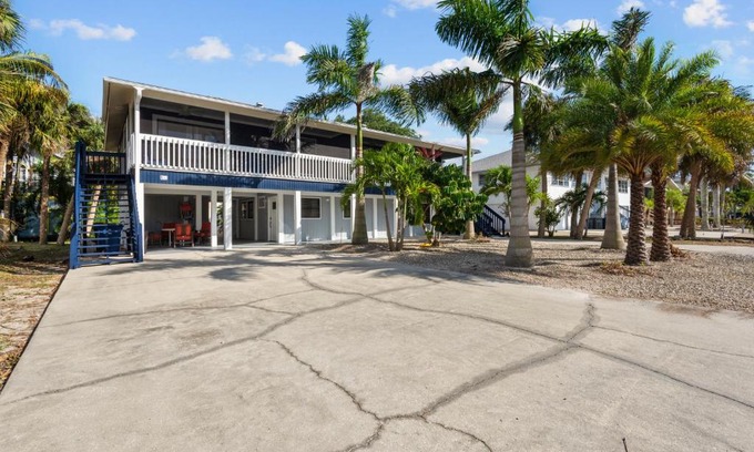 Mid Island Apartamento | The Pina Colada at the Anchorage