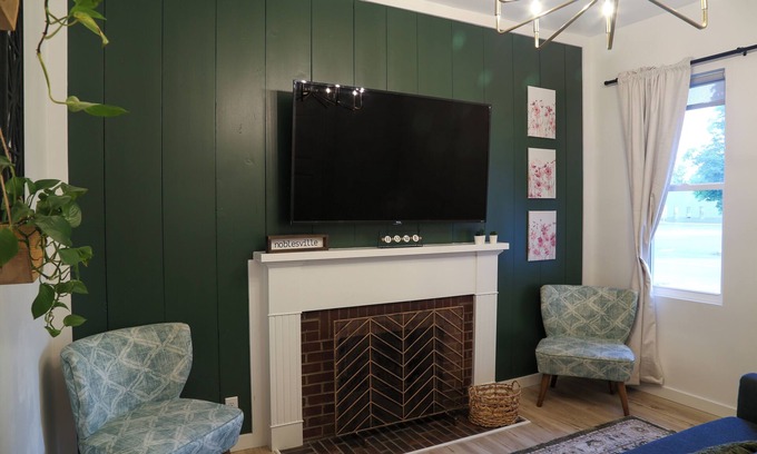 Noblesville Casa | The Pink Door House Downtown Noblesville