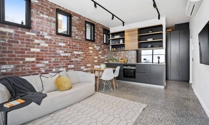 Geelong West Apartamento | The Pix Studio – Industrial Chic Retreat