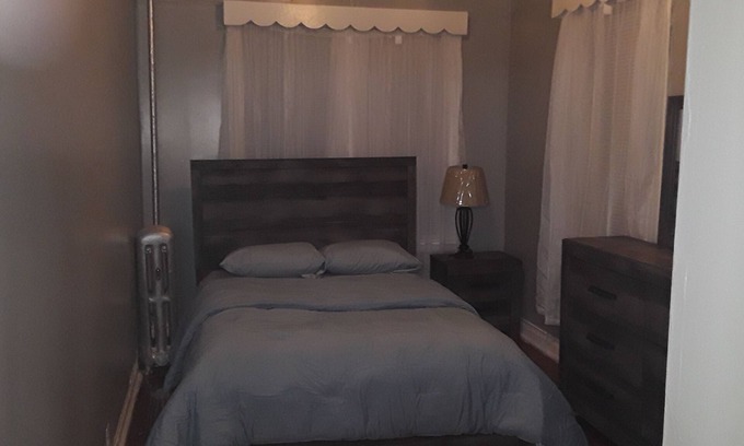 Pelham Gardens Apartamento | The Place to be: near major forms of transportation so you can easily get around