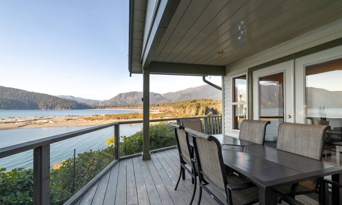 Port Renfrew Casa | The Point | Port Renfrew | 180-degree ocean views and private hot tub!
