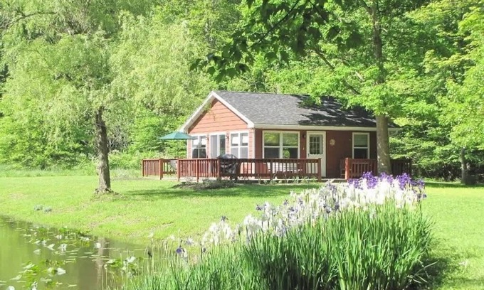 Austinburg Casa | The Pond Cottage at Rustic River