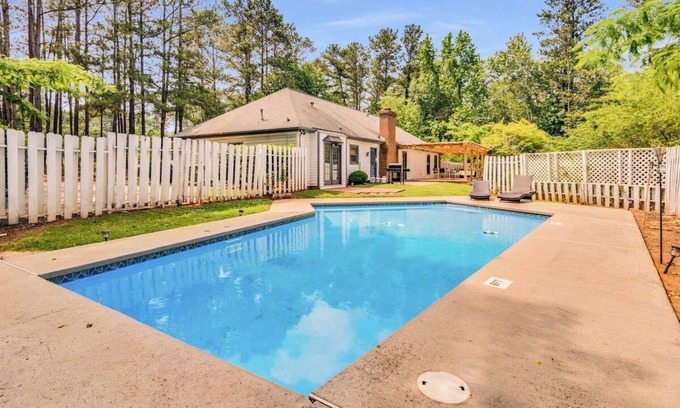 Conyers Casa | The Poolside 4BR Stylish Luxury Sanctuary