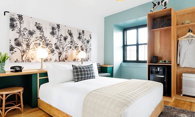 Buckman Neighborhood Apartamento | The Queen ADA Roll-In Shower at Hotel Grand Stark