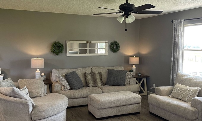 Doe Run Otro | The Queen Bee Farm Stay/Hot tub