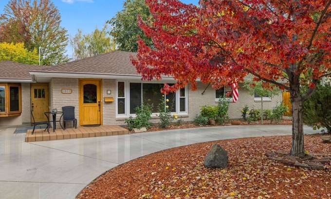 Central Rim Casa | The REAL BOISE RETREAT! AMAZING LOCATION & STELLAR Backyard. Bring your DOG! 2 mins to Downtown!