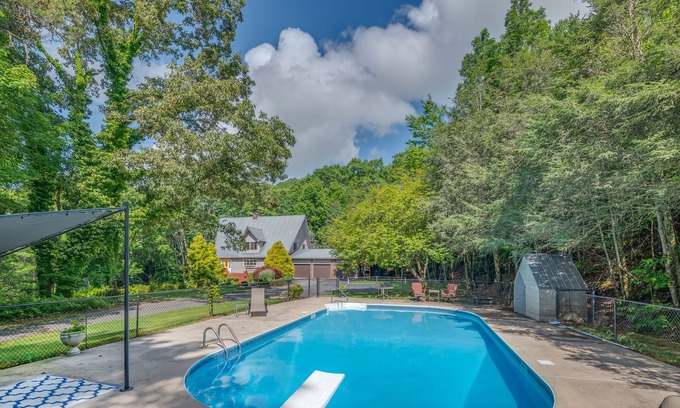 Mills River Casa | El Resort, cabaña, bosque, 6 acres con senderos, estanque y piscina