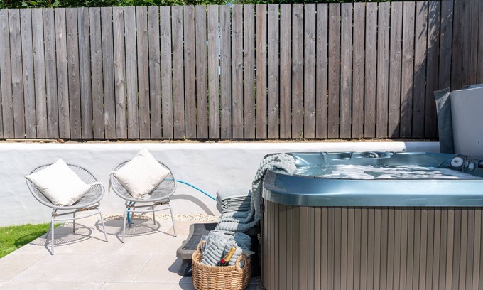 Cardigan Apartamento | The Retreat - high-end and beautifully presented homestay near Cardigan