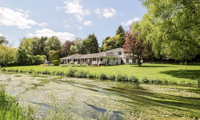Durrington Casa | THE RIVER HOUSE. AVON VALLEY. STONEHENGE (WITH FISHING) in Salisbury