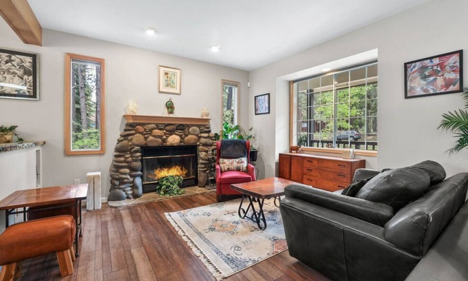 North Upper Truckee Cabina | The River Rock House | Deck-BBQ-Trails | Sleeps 6