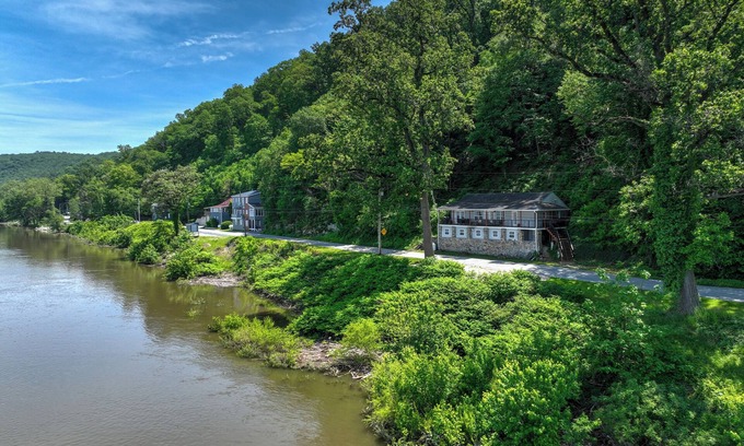 Salunga Cabina | "The Riverfront Serenity Lodge"