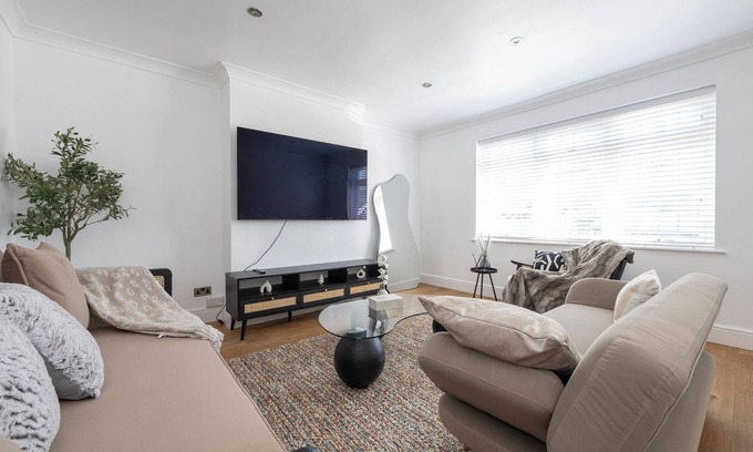 Pettits Casa | The Romford Oasis - Spacious 4 bedroom escape