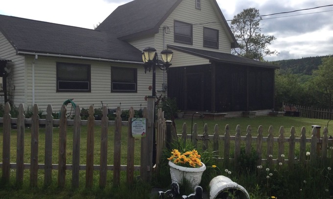 Goshen Casa | The Roost Guest House, updated country home comfort in Sussex area.