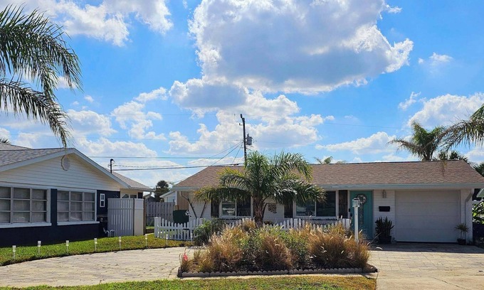 Ormond-by-the-Sea Casa | THE SALTY MERMAID COTTAGE, Pet Friendly, 1/2 block from the Beach
