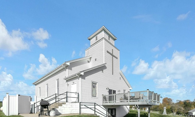 Hallsville Cabina | The Sanctuary Lodging and Event Center: ¡5 minutos para Tecumseh! Drama al aire libre