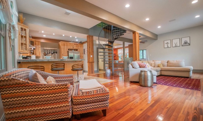 Miller Beach Otro | The Sandcastle, Hot Tub Open Year Around, Fire Pit, Walk to the Beach