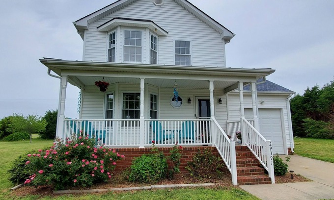 Cape Charles Casa | The Sandpiper has gone SOLAR!!! exceptional family vacation, and private pool.