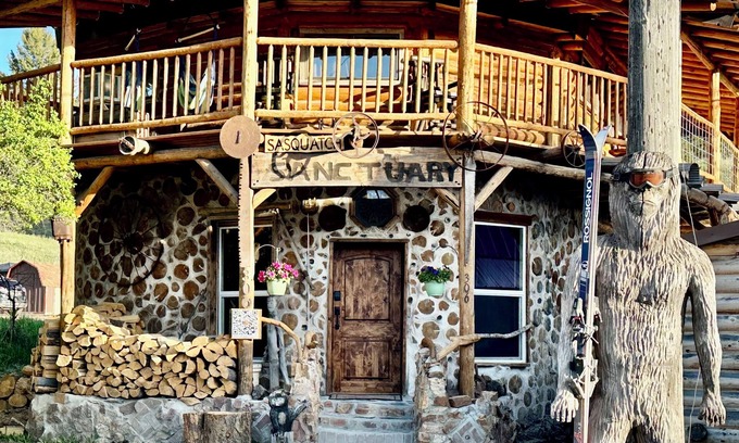 Philipsburg Cabina | The Sasquatch Sanctuary- “Montana’s Most Creative Vacation Retreat”