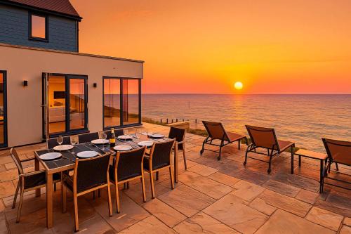 Selsey Casa | The Sea House - Ultimate Seafront Living & Sunsets