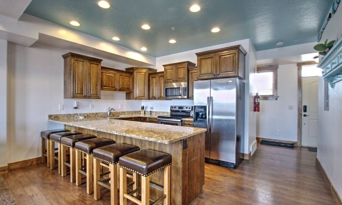 Garden City Casa | The Seasons - Cisco (Unit E). Large 2 bdrm, 2.5 bath condo in the heart of Garden City!