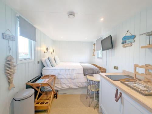 Pagham Casa | The Shepherd's Hut on the Beach - Pagham - Sea Front