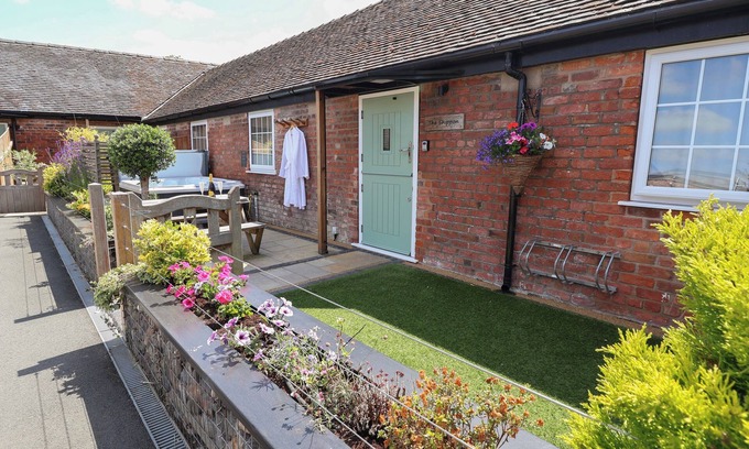 Wimbolds Trafford Cabaña | THE SHIPPON, family friendly, character holiday cottage in Chester