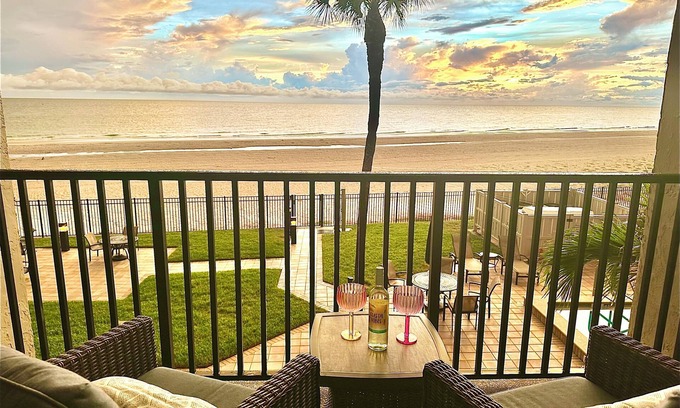 Redington Shores Condominio | The Shores, updated Beach Front Condo, balcony with direct Gulf view, pool.