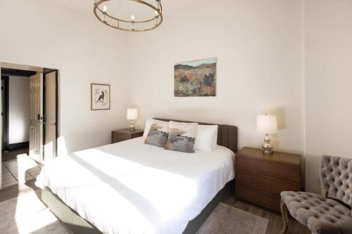 Bisbee Casa | The Signature King with Mountain Views