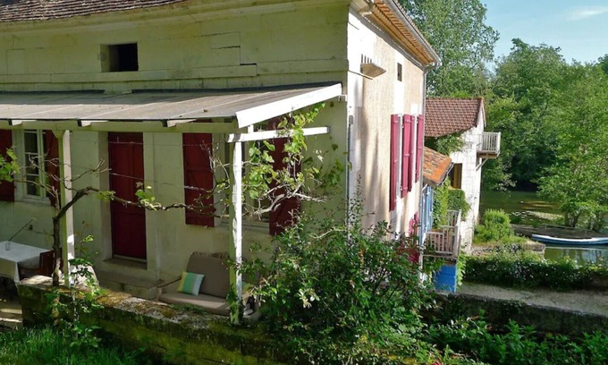 Celles Casa | The small station by the river